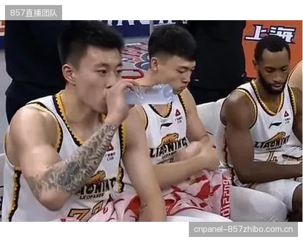整体防守策略执行到位，中场球员协防意识保护防线安全。
